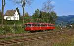 Bei Heggen ist am 03.09.1978 eine 795/995-Garnitur von Finnentrop nach Olpe unterwegs