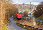 
Die 185 361-3 (91 80 6185 361-3 D-DB) der DB Cargo AG fährt am 01.12.2018 mit einem gemischten Güterzug durch Wissen an der Sieg in Richtung Köln.