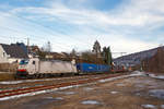   Die für die Crossrail fahrende 186 909 (91 83 2186 909-4 I-XRAIL) fährt am 19.01.2019 einem KLV-Zug durch Mudersbach/Sieg in Richtung Köln.