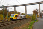   Der VT 267 (95 80 0648 167-4 D-HEB / 95 80 0648 667-3 D-HEB) ein Alstom Coradia LINT 41 der HLB (Hessische Landesbahn), fährt am 27.10.2018 , als RB 90 Betzdorf - Siegen - Kreuztal, durch