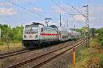 DB 147 562 rollt mit einem Intercity durch Eitorf über die Siegstrecke in Richtung Köln. (02.07.2023)