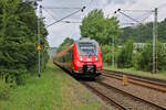 DB 442 301 rollt entlag der Graslandebahn von Etzbach als RE9 in Richtung Siegen. (02.07.2023)