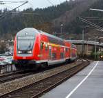 Der RE 9  (Rhein-Sieg-Express) Siegen-Kln-Aachen, kommt mit Doppelstockwagen-Steuerwagen Bauart DB pza 4.Gen. voraus von Siegen, und fhrt hier am 17.12.2011 in den Bahnhof Betzdorf/Sieg ein.