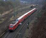 RE 9 (Rhein-Sieg-Express) Siegen - Kln - Aachen am 16.01.2010 kurz hinter den Bahnhof Betzdorf. Auffallend ist die Sandwich-Bespannung mit Zuglok 111 075-8 und Schublok 111 010, der Grund die Probleme mit dem Bombardier Talent 2. Ab 12. Dez. 2010 sollte der Talent 2 die Strecke bedienen. Um die Fahrzeitreduzierung um ca. 3 min. zu Gewhrleisten setzte die DB Regio nun auf Doppeltraktion, brachte aber nicht den gewschten Erfolg.

(berarbeitete Version, altes Bild gelscht)