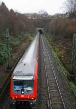 Der RE 9 (Rhein-Sieg-Express) Siegen-Köln-Aachen, kommt Steuerwagen voraus von Siegen aus dem Eiserfelder Tunnel, hier am 07.01.2012 in Niederschelden. Schublok ist die 111 079-0 .