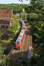 442 260 und weiterer 442er (zwei gekuppelte 4-teilige Talent 2) als RE 9 (rsx - Rhein-Sieg-Express)  Siegen - Köln - Aachen fährt in Richtung Köln, hier am 19.08.2012 auf der Siegbrücke kurz vor dem 32 m langen Mühlburg-Tunnel (wird auch Mühleberg-Tunnel genannt) in Scheuerfeld / Sieg.