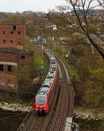 442 255 / 755 und 442 254 / 754 (zwei gekuppelte 4-teilige Tallent 2) als RE 9 (rsx - Rhein-Sieg-Express)  Siegen - Köln - Aachen fährt in Richtung Köln, hier am 21.04.2013 auf der Siegbrücke kurz vor dem 32 m langen Mühlburg-Tunnel (wird auch Mühleberg-Tunnel genannt) in Scheuerfeld / Sieg.