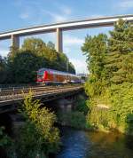 
Steuerwagen voraus (geschoben von einer 120.2er) fährt der RE 9 - Rhein-Sieg-Express (Siegen – Köln - Aachen) durch Siegen-Eiserfeld in Richtung Köln, hier überquert er gerade die Sieg. 

Im Hintergrund die 105 m hohe Siegtalbrücke der A45 (Sauerlandlinie).