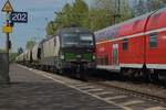 Mit Getreidewagen am Haken kommt die ELL 193 217 durch Bonn Oberkassel gen Süden gefahren am Samstag den 6.5.2017, am neben Gleis steht ein RB 27 nach Köln Hbf.