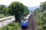 185 535-2 von Crossrail kommt aus Richtung Koblenz mit einem langen GTS-Containerzug aus Piacenza(I) nach Zeebrugge-Ramskapelle(B) und fhrt in Richtung Kln,Aachen-West auf der Rechten Rheinstrecke