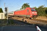 Nachschuß auf die 101 145-1 in Gubberath, als sie den Leeren IC 2223 in Depot nach Köln schiebt am Abend des 27.7.2018 