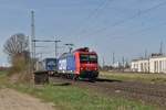 Mit einem KLV kommt das schweizer Meidli die SBB Cargo 482 001-5 bei Wahn gen Süden fahrend am 7.4.2018 vor die Kamera.