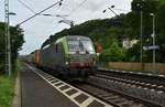 Etwas Schweiz in Form der 475 411 der BLS Cargo mit einem Klv am Haken in Leubsdorf gen Süden fahrend am 16.6.2018.