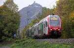 Der CFL Kiss 2303  mit dem IC (Düsseldorf-Hbf(D) nach Wasserbillig(D)(L) und kommt als Umleiter aus Köln und fährt durch Bad-Honnef am Rhein in Richtung Koblenz auf der Rechte