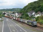 Die 185 573-3 von Railservice Alexander Neubauer fhrt mit einem langen Containerzug auf der rechten Rheinseite in Richtung Koblenz.