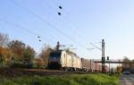 185 578-2  Christine  von Crossrail kommt aus Rictung Koblenz mit einem langen Containerzug aus Gallarate(I) nach Zeebrugge(B) und fährt durch Bad-Honnef(am Rhein) in Richtung Köln. 
Bei schönem Herbstwetter am Mittag vom 1.11.2015.