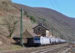 RheinCargo 187 076 mit einem Kesselwagenzug auf der rechten Rheinstrecke durch Kaub in Richtung Norden am 10.03.17.