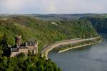 Oberhalb von St. Goarshausen ergibt sich dieser Blick auf die Burg Katz, die Loreley und den Binnenhafen samt Feuerwehrschiff. Der von einer 101 geführte EC 6 von Interlaken Ost nach Hamburg-Altona hat gerade den Loreley-Tunnel verlassen. Die Ortschaft im Bildhintergrund ist Bornich (27. April 2017).
 