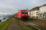 DB Cargo Bombardier Traxx 187 202-7 mit einen gemischten Güterzug in Rüdesheim am Rhein am 26.11.22