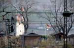 ber die Mauer des Reiterstellwerks in Bingerbrck geschaut: Ob hier der Museturm mit der R4C-185er auf der KBS 471 Maus und Katz spielt...oder andersrum... (April 2009).