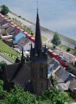 Modellbahncharakter: Eine 185 bahnt sich ihren Weg durch Lorchhausen auf der rechten Rheinseite. (19. Mai 2009)