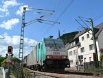 Cobra 2824 alias E186 216 kam am 19.6.16 mit einem Kesselzug durch Lorch gefahren.