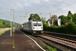 Auf dem Weg zum 40jährigen Jubiläum der Brohltalbahn sind hier die Rhc 187 075 und die Vossloh 4185 013 durch Bad Breisig fahrend zu sehen.