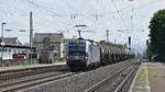 Railpool 193 825, vermietet an Retrack, mit Kesselwagenzug auf der linken Rheinstrecke in Richtung Kln (Urmitz, 04.06.18).