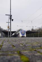 National Express Triebwagen 368 aus der Froschperspektive im Bahnhof Brühl, aufgenommen am 23.1.2016