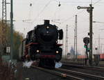 Pünktlich und doch zuspät. Genau nach Plan war 01 150 unterwegs auf dem Weg vom Eisenbahnmuseum Bochum-Dahlhausen zu ihrer Heimat nach Hanau. Und doch war sie zuspät unterwegs, denn die Sonne war schon hinter den Bäumen verschwunden.

Köln Eifeltor, 30. April 2017