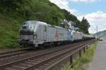 RETRACK 193 811 mit einer Schwesterlok samt einem Tankwagenzug linksrheinisch gen Bingen fahrend gegenüber von Kaub. 18.6.2017