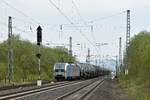 Die an Retrack vermietete Railpool 193 815 fährt auf der linken Rheinstrecke mit einem Kesselwagenzug zwecks Überholung durch einen folgenden IC am 12.04.18 im Bahnhof Urmitz auf ein