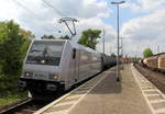 185 681-4 von Railpool kommt mit einem Kesselzug aus Köln nach Süden und kommt aus Richtung Köln und fährt durch Roisdorf bei Bornheim in Richtung Bonn,Koblenz.
