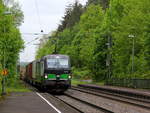 193 223-5 von der Wiener-Lokalbahn kommt mit einem Containerzug aus Süden nach Norden  und kommt aus Richtung Koblenz und fährt durch Rolandseck in Richtung Bonn,Köln.
Aufgenommen vom Bahnsteig in Rolandseck. 
Am Nachmittag vom 9.5.2019. 