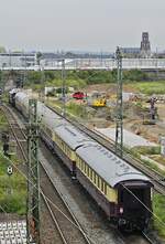 Nachschuss auf den von der E 94 088 beförderten Leerzug mit den beiden am Zugschluss eingereihten Rheingold-Wagen von 1928 (Köln Mediapark 23.09.2022)