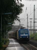 185 518-8 von TX Logistik mit einem H Wagen Ganzzug bei der Durchfahrt Bingen (Rhein) 10.8.09