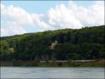 Der Rhein bei Remagen ist auch immer wieder mal ein Motiv wert. Der IC fhrt gerade 
in Richtung Bonn. Juni 2012.