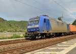 Mit einem Containerzug durch Hirzenach ist auch die 145 100-4 von Crossrail in Richtung Boppard unterwegs, als sie am frühen Abend des 30.6.2014 hier vorbei fuhr.