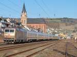 120 159  Goldkind  schiebt am 7.3.11 den IC 2010 Tbingen - Dsseldorf durch Oberwesel.