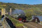 Eine volle Oberweseler Stadtmauer ergab sich am 19.10.2013 fr die 01 150 mit dem Sonderzug nach Bacharach, die anfngliche Versptung von 50 Minuten war wieder herausgefahren