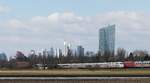 Ein ICE 1 in Frankfurt Oberrad mit der Skyline im Hintergrund.