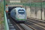 Ein unbekannter ICE 3 Velaro D rauscht soeben aus dem Siegauentunnel gen Frankfurt.

Sankt Augustin 21.03.2020