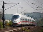 Tz 4653 wird gleich als ICE 14 (Frankfurt(Main)Hbf - Bruxelles Midi) den Siegauentunnel durchfahren.
(Ich stehe dabei hinter einem Zaun, der allerdings nicht gerade hoch ist und man somit gut an die Strecke kommt.)

Sankt Augustin, 10. Mai 2017