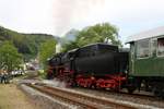 Fränkische Museuemseisenbahn 52 8195-1 mit Sonderzug in Kordel Bahnhof am 29.04.18 beim Dampfspektakel 2018