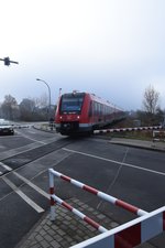 Den mittelerweile zum Haltpunkt degradierten Bahnhof Kuchenheim verlässt der 620 036 als S23 nach Bonn Hbf.
