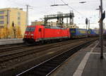 185 372-0 DB kommt aus Richtung Köln und fährt durch den Aachener-Hbf und fährt in Richtung Aachen-West mit einem LKW-Zug aus  Novara-Boschetto(I) nach Zeebrugge-Vorming(B) und