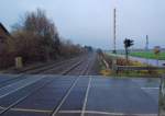 Blick vom Bahnbergang  Auf dem Mergendahl  an der Erftbahn in Richtung Grevenbroich, genau es fehlt was! Die Telegrafenmasten die im Sommer noch vorhanden waren hat die Bahn AG entfernt.