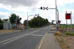 Bahnbergang in Glesch, Blickrichtung westen. Rechts ist der Bahnsteig des HP nach Grevenbroich und links vom B ist der in Richtung Horrem. 24.7.2010