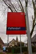 An der Erftbahn liegt der kleine Ort Paffendorf, der Haltepunkt besitzt auch dieses Bahnhofsschild, damit der Reisende weiss wo er ist.