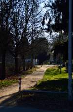 Hier sieht man ein Schicksal, das so vielen Bahnstrecken der Republik wiederfahren ist und noch immer wiederfhrt, mitte der 1980 Jahre stillgelegt, der Gleise beraubt und entwidmet und somit ein Fu und Radweg geworden. Zwischen Geneicken und Odenkirchen fahren schon gut 23. Jahre keine Zge mehr. Das ist das was von der Kbs 482 berig geblieben ist.......13.1.2013